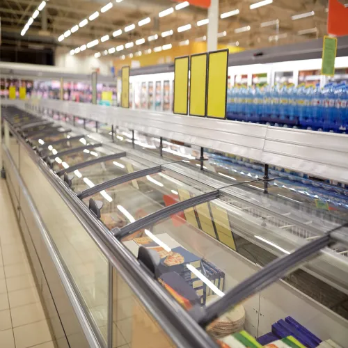 Imagem de um mercado com um balcão á frente.